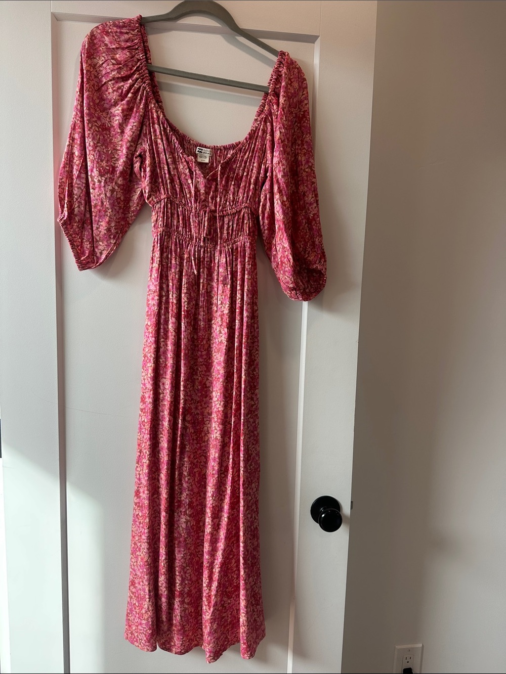Billabong Floral 3/4 length  Dress with Puff Sleeves.
